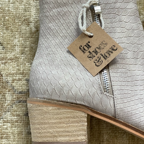 NEW Gorgeous Booties. Beige. Reptile print. - Picture 11 of 14